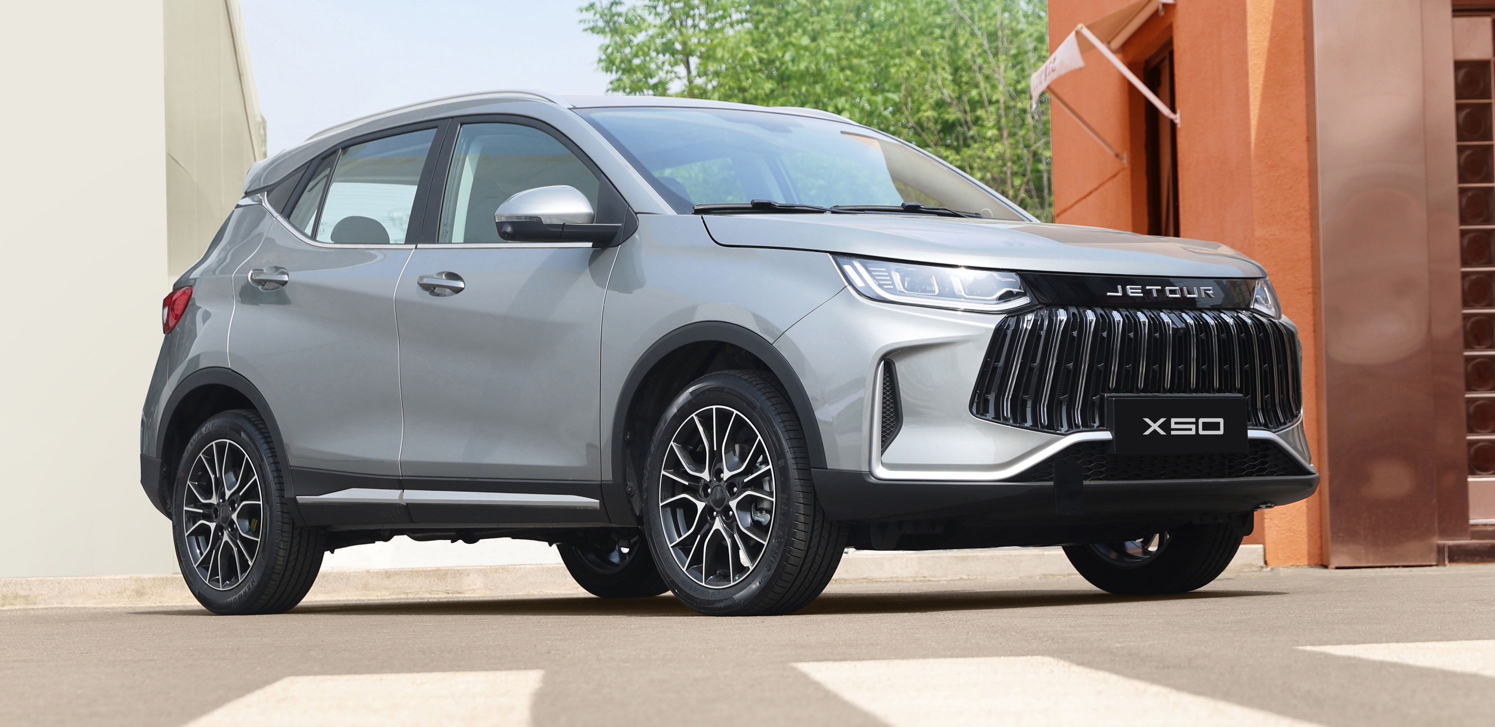 <p>Jetour X50 – самая компактная модель бренда. Это городской кроссовер, который сочетает в себе эмоциональность и рациональность. Этот автомобиль создан для тех, кто ценит радость жизни и принимает разумные решения, выбирая комфорт и функциональность.</p><p> </p><p>Наслаждайтесь жизнью с Jetour X50 и открывайте новые горизонты в компании близких.</p>